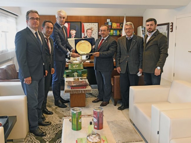 Ziraat Mühendisleri Odası Rize Şubesinden Genel Müdür Alim'e plaket