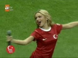 500. Milli Maç`ta Hadise Konseri